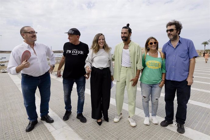 La teniente de alcalde de Cultura del Ayuntamiento de Cádiz, Maite González, junto al director de la compañía, Carlus Padrissa, así como algunos de los principales intérpretes gaditanos que participarán en el espectáculo de La Fura dels Baus.