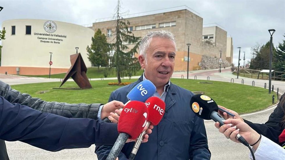 Ángel Ceña atiende a los medios de comunicación.