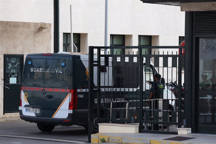 Un furgón de la Guardia Civil llega a la comandancia de Cádiz donde se encuentra el detenido por matar a dos agentes con una narcolancha