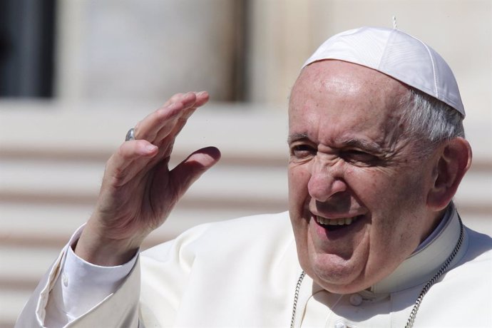 Archivo - 27 April 2022, Vatican, Vatican City: Pope Francis waves as he arrives to lead the general audience at St. Peter's Square. Photo: Evandro Inetti/ZUMA Press Wire/dpa