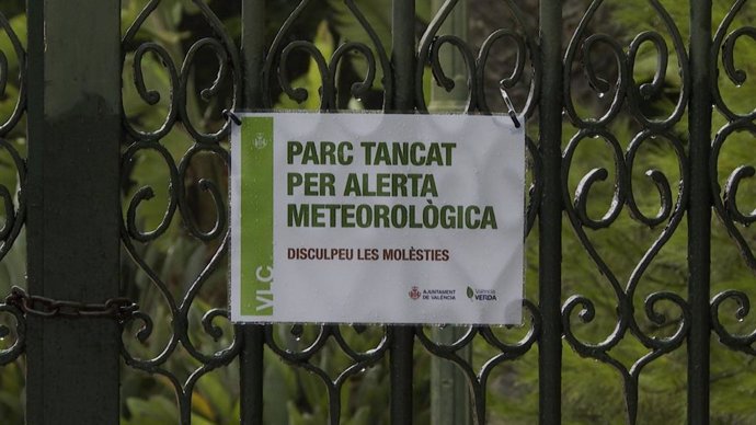 Archivo - Arxiu - Imatge d'arxiu d'un parc tancat per l'alerta per pluges, a València