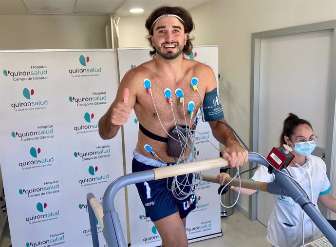 Un deportista del UDEA Baloncesto de Algeciras pasando reconocimiento médico en el Centro Médico Quirónsalud Algeciras