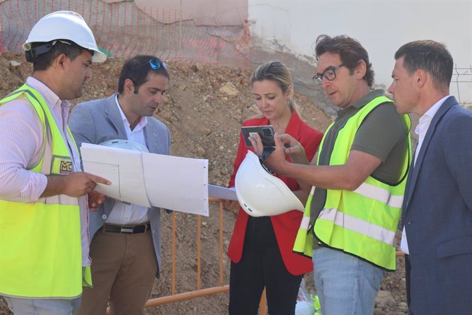 Archivo - La alcaldesa, Ana Isabel Jiménez, en el proyecto de construcción del aparcamiento y la urbanización de la nueva plaza en la calle Nicolás Alpériz.