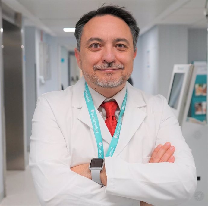 Archivo - El jefe de Servicio de Neurología del Hospital Universitario La Luz, doctor David Pérez Martínez.