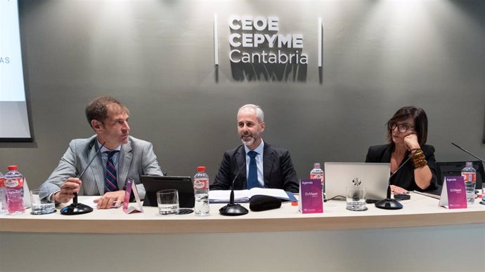 El consejero de Educación, FP y Universidades, Sergio Silva, se reúne con la Junta Directiva de CEOE encabezada por su presidente, Enrique Conde