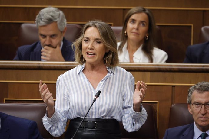 La secretaria general del PP, Cuca Gamarra, interviene durante una sesión de control al Gobierno, en el Congreso de los Diputados, a 18 de septiembre de 2024, en Madrid (España). 