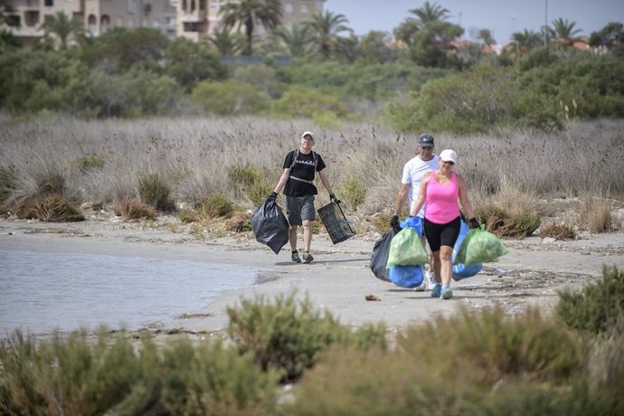 Voluntarios recogen residuos de una zona de playa