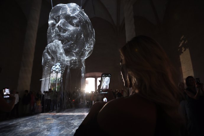 Decenas de personas durante la inauguración de la exposición ‘Mirall’ de Jaume Plensa, en la Lonja de Palma de Mallorca, a 19 de septiembre de 2024, en Palma de Mallorca, Mallorca, Baleares (España).