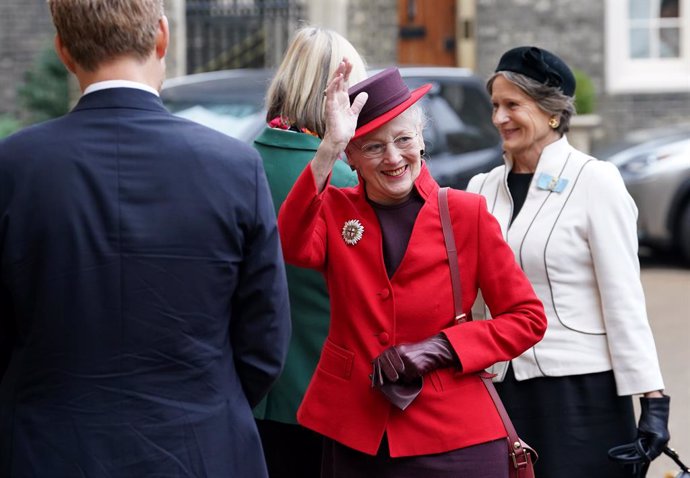 Archivo - 04 December 2022, United Kingdom, London: Queen Margrethe II of Denmark waves to well-wishers as she visits St. Katharine's Danish Church in Camden to attend a celebratory service marking her 50th golden jubilee on the throne. Photo: Gareth Full