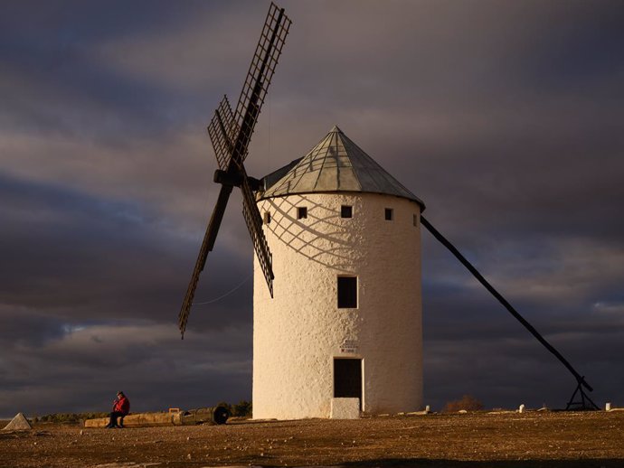 Archivo - Un molino de viento en la Sierra de los Molinos, a 7 de marzo de 2023, en Campo de Criptana, Ciudad Real, Castilla La-Mancha (España). Campo de Criptana ya exhibe los avances de su nuevo plan de sostenibilidad turística, que incluye más de 30 ac