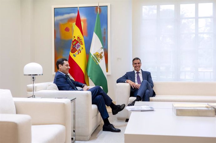 El presidente del Gobierno, Pedro Sánchez (d) y el presidente de la Junta de Andalucía, Juan Manuel Moreno Bonilla (i), durante una reunión en el Complejo de La Moncloa, a 20 de septiembre de 2024, en Madrid (España). Sánchez arranca hoy, 20 de septiembre