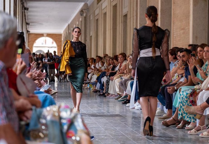 Dos modelos portan los diseños de la temporada 2024 dentro de la novena edición de 'Huelva Provincia de Moda'.