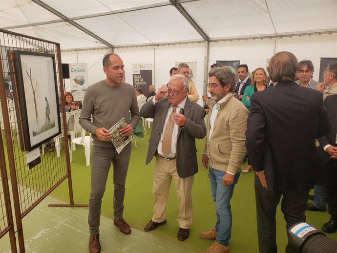 El alcalde de La Granja, Samuel Alonso (izda); el consejero Santonja y el director de NaturCyL, durante su visita por la feria