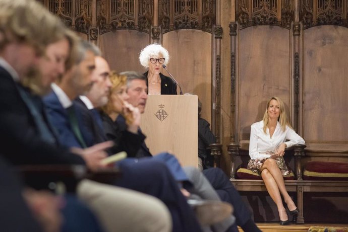 La ilustradora y escritora Carme Solé Vendrell durante la lectura del pregón de las fiestas de la Mercè 2024.