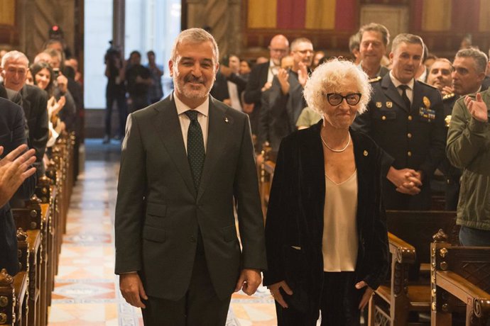 L'alcalde de Barcelona, Jaume Collboni, amb la pregonera d'aquest any de la Mercè, Carme Solé Vendrell.