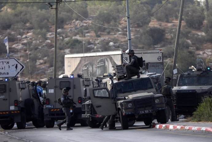 01 September 2024, Palestinian Territories, Hebron: Israeli security forces gather in the area of a shooting attack against Israelis officers near the Tarqumiya crossing north of the West Bank city of Hebron. Three Israelis police officers - two men and o