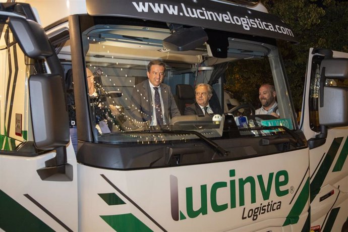 El presidente de la Diputación de Córdoba, Salvador Fuentes (2d), montado en la cabina de un camión durante la inauguración del I Encuentro de Transportistas Ciudad de Lucena.