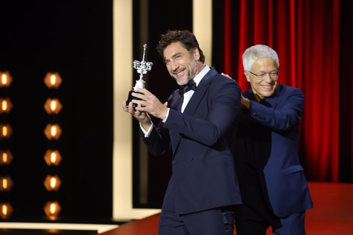 Juan Carlos Corazza y Javier Bardem durante la Gala de Inauguración del Festival de San Sebastián, en el Palacio de Congresos Kursaal, a 20 de septiembre de 2024, en San Sebastián, Guipúzcoa, País Vasco (España).