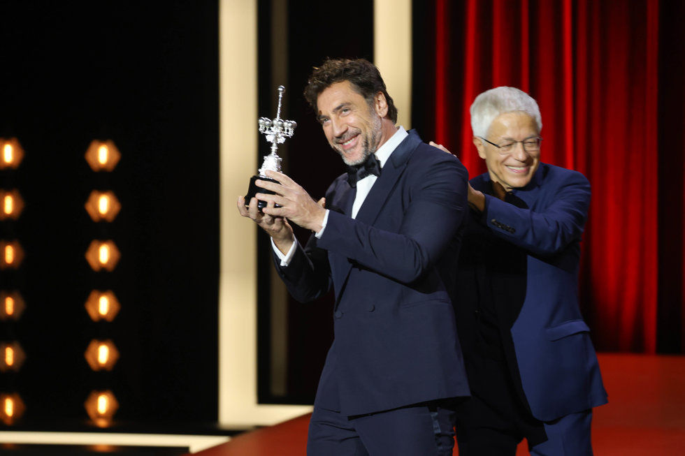Juan Carlos Corazza y Javier Bardem durante la Gala de Inauguración del Festival de San Sebastián, en el Palacio de Congresos Kursaal, a 20 de septiembre de 2024, en San Sebastián, Guipúzcoa, País Vasco (España).