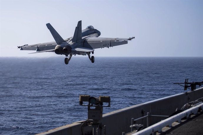 Archivo - April 20, 2024, Red Sea, United States: A U.S. Navy F/A-18E Super Hornet fighter jet, attached to the Gunslingers of Strike Fighter Squadron 105, launches off the flight deck of the Nimitz-class aircraft carrier USS Dwight D. Eisenhower in suppo