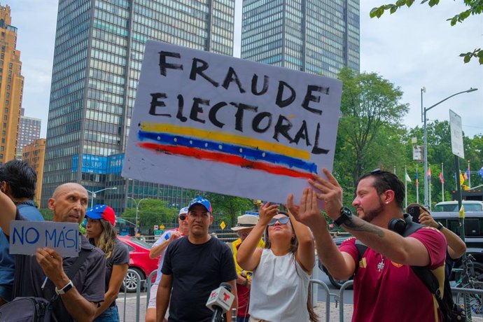 Archivo - August 2, 2024, New York, New York, US: Demonstrators chanting Freedom For Venezuela gathered outside the United Nations to protest the Venezuela election results. The opposition claimed victory amid massive fraud and corruption charges as the U