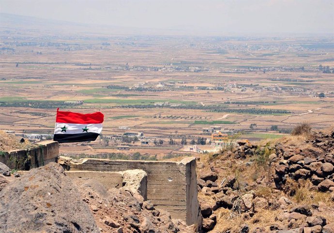 Archivo - DARAA (SYRIA), July 22, 2018  Photo taken on July 22, 2018 shows the Syrian flag fluttering atop the strategic Tal Al-Jabiyeh hill that has recently been recaptured by the Syrian army in the southern province of Daraa, Syria. The Syrian army has