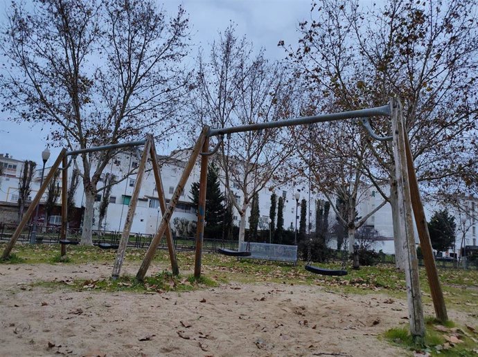 Archivo - Un parque infantil vacío un día nublado.