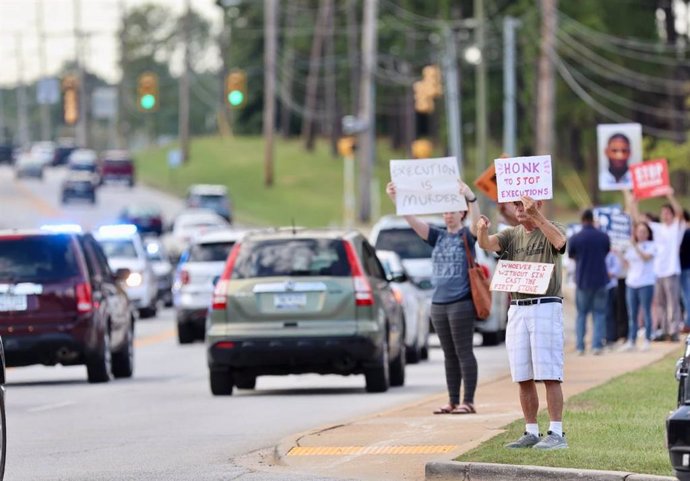 Manifestantes protestan contra la ejecución programada de Freddie Owens ante la Institución Correccional Broad River, Carolina del Sur