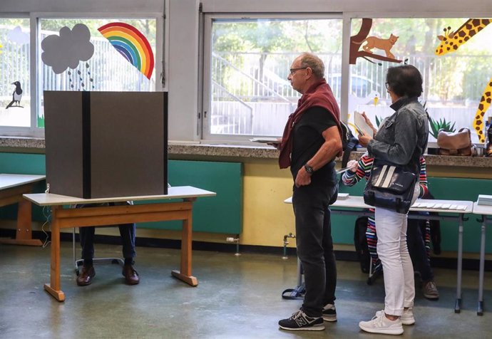 Archivo - Varias personas esperan su turno para depositar sus papeletas durante las elecciones en Alemania. 