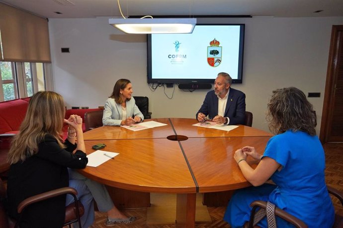 La presidenta del COFRM, Paula Payá, que este jueves recibía en la sede del Colegio al alcalde Víctor Martínez y a la concejal de Salud de Santomera, María Tornel