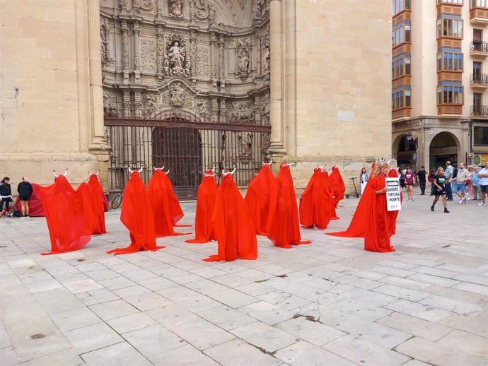 Archivo - Activistas semidesnudos exigen "el fin de las corridas de toros" durante las fiestas de San Mateo