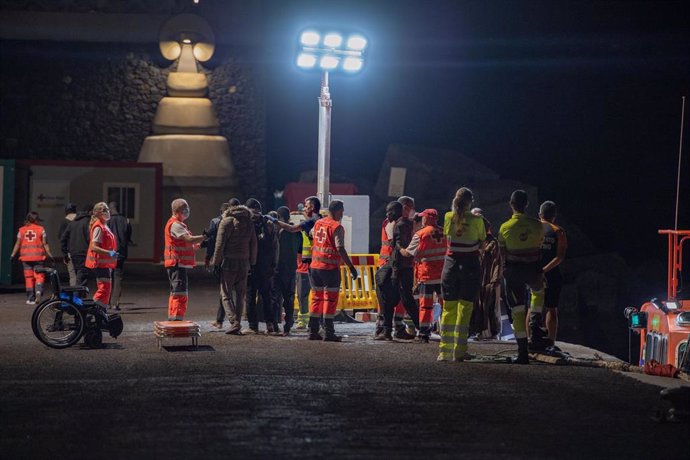 Varios migrantes son ayudados al llegar al Puerto de La Restinga, a 20 de septiembre de 2024, en El Hierro, Canarias (España). Una nueva embarcación ha sido trasladada al puerto de La Restinga con 63 personas migrantes a bordo. Entre ellas había una bebé 