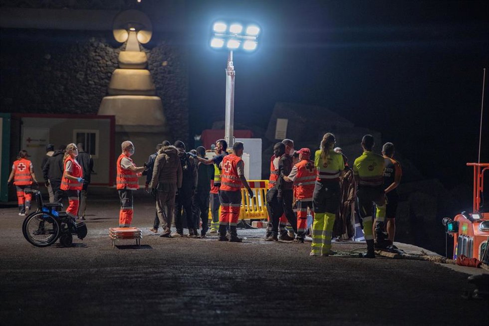 Varios migrantes son ayudados al llegar al Puerto de La Restinga, a 20 de septiembre de 2024, en El Hierro, Canarias (España). Una nueva embarcación ha sido trasladada al puerto de La Restinga con 63 personas migrantes a bordo. Entre ellas había una beb
