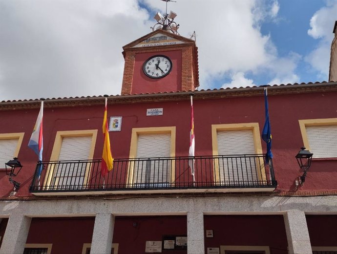 Las campanadas desde la torre del Ayuntamiento de Aldeanueva de San Bartolomé han sido motivo de una consulta popular.