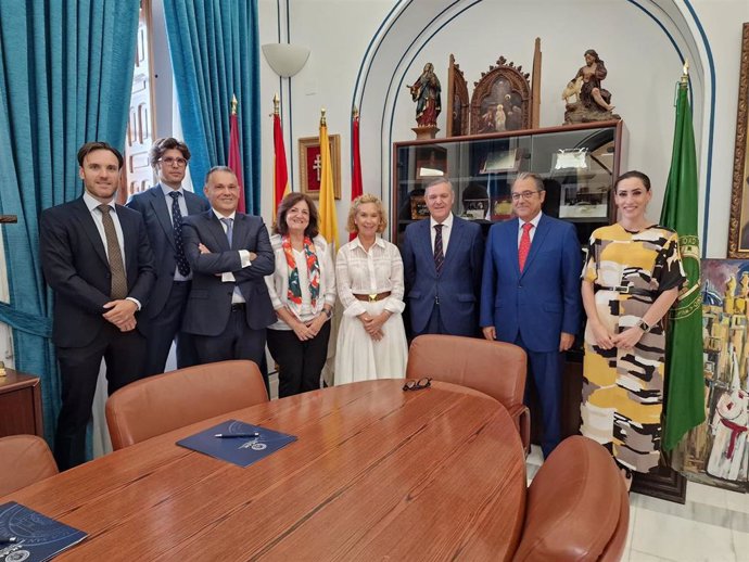 María Dolores García, presidenta de la UCAM, y José Ramón Sánchez Galindo, decano territorial del Colegio de Registradores, han firmado el acuerdo