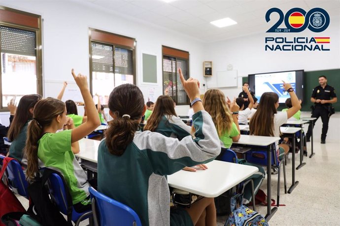 La Policía Nacional retoma sus charlas educativas en los colegios contra el acoso.