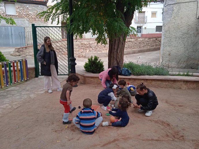 Escolares junto a su profesora en el centro educativo de Monforte de Moyuela (Teruel).