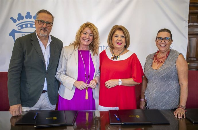 La alcaldesa de Huelva, Pilar Miranda, acompañada por el concejal de Servicios Sociales, Familia y Accesibilidad, José Manuel Moreno; y la presidenta de AFA Huelva, Rocío Muñoz, en la firma del convenio.