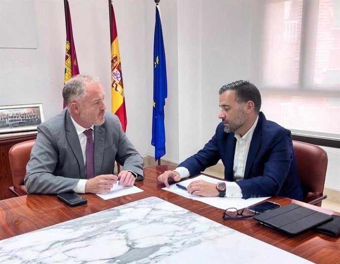 El viceconsejero de Planificación Estratégica, José Antonio Carrilo, se ha reunido con el presidente de la Federación Regional de Empresas Constructoras de Castilla La Mancha (Fereco), Manuel Carmona.