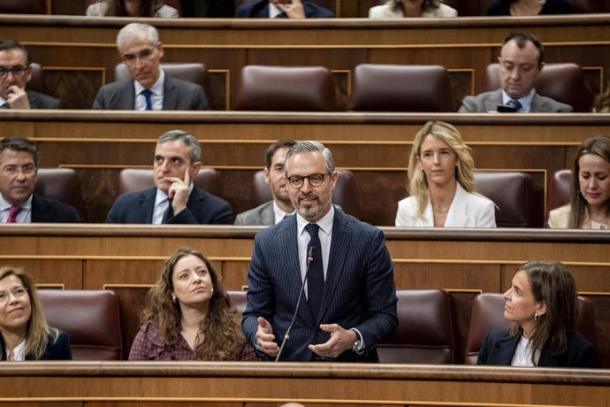 Archivo - El diputado del Partido Popular, Juan Bravo, interviene durante la sesión plenaria en el Congreso de los Diputados, a 21 de febrero de 2024, en Madrid (España).