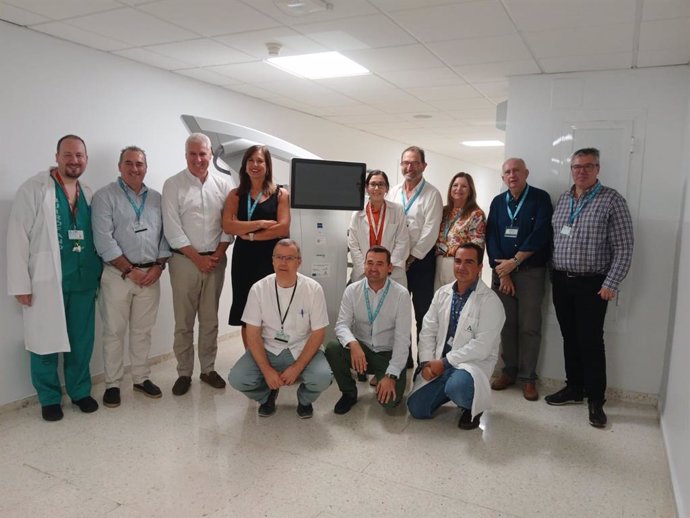 El el delegado territorial de Salud y Consumo, Carlos Bautista, visita la Unidad de Neurocirugía del Hospital Materno Infantil de Málaga.