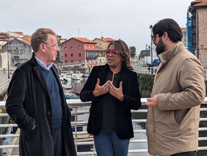 Archivo - Imagen de archivo de la diputada del PP Sandra Camino junto al alcalde de Llanes, Enrique Riestra, y el teniente de Alcaldía, Tomás Antuña