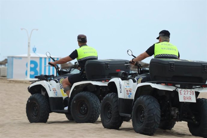 Archivo - Equipo de Policía Local destinados en la playa