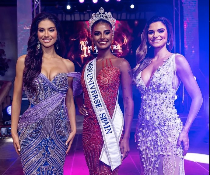 En el centro, Miss Universo España, Michelle Jiménez, junto a las finalistas.