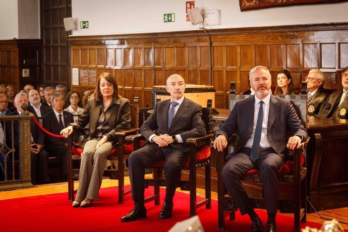 El delegado del Gobierno en Aragón, Fernando Beltrán, junto a la Justicia de Aragón, Concepción Gimeno, y el presidente de la Comunidad, Jorge Azcón, en la apertura del año judicial celebrada este viernes en el  el Palacio de los Condes de Morata.