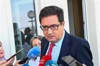 López dice que el PSOE será quien "confirme o no" la reunión con Puigdemont y lo hará "con transparencia"
