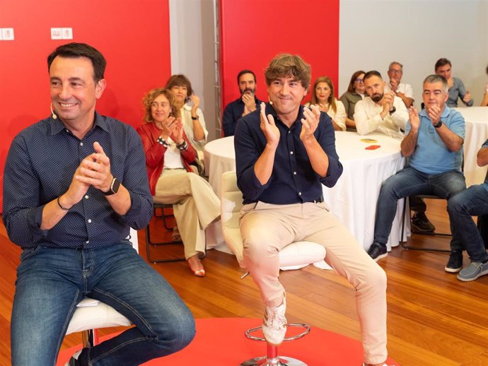 El vicelehendakari, Mikel Torres, y el secretario general del PSE-EE, Eneko Andueza, en un encuentro con representantes institucionales socialistas de Euskadi, en Bizkaia Aretoa, en Bilbao