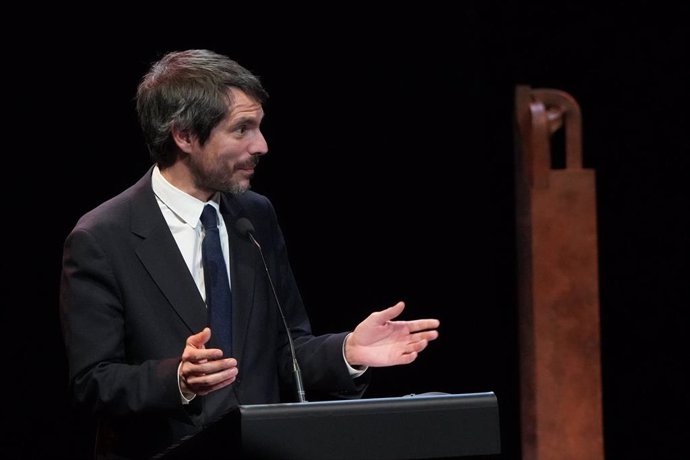 Archivo - El ministro de Cultura, Ernest Urtasun, interviene durante un acto por el primer centenario del nacimiento de Eduardo Chillida, en el Teatro Victoria Eugenia de Donostia. 