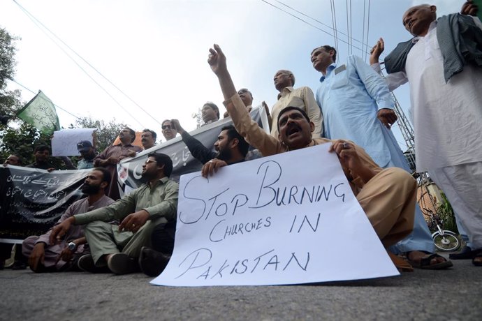 Archivo - August 17, 2023, Peshawar, Peshawar, Pakistan: Members of the Christian minority hold placards as they shout slogans during a protest against mob attacks that erupted the day before in Jaranwala, near Faisalabad, in Peshawar, Pakistan, 17 August