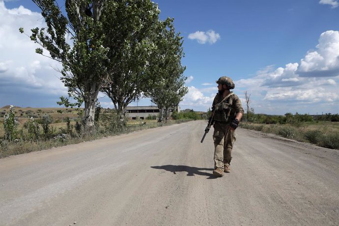 Archivo - August 15, 2024, Donetsk Region, Ukraine: DONETSK REGION, UKRAINE - AUGUST 15, 2024 - A serviceman of the Motorised Rifle Battalion of the 93rd Kholodnyi Yar Separate Mechanized Brigade of the Ukrainian Armed Forces walks along a road in Donetsk